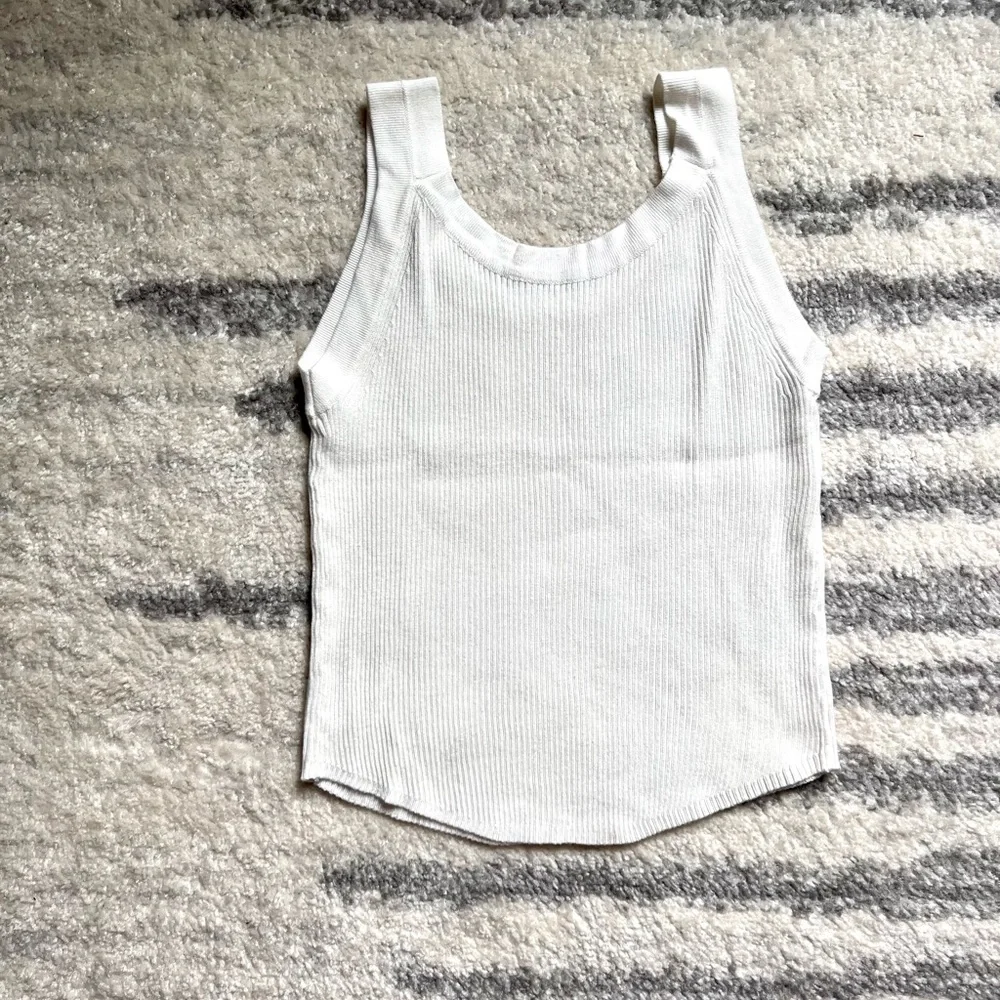 2 Ribbed Tank Tops - Picture 4 of 8